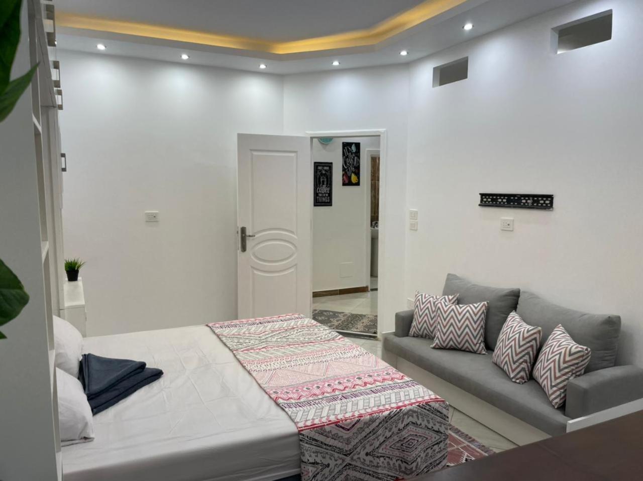 شقة في قلب القاهرة الجديدة تطل على شارع التسعين الشمالي Exterior foto